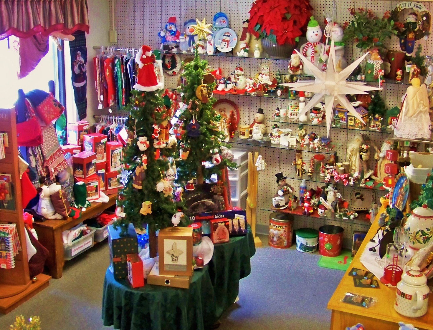 Christmas Decorations | Mt Joy Gift & Thrift